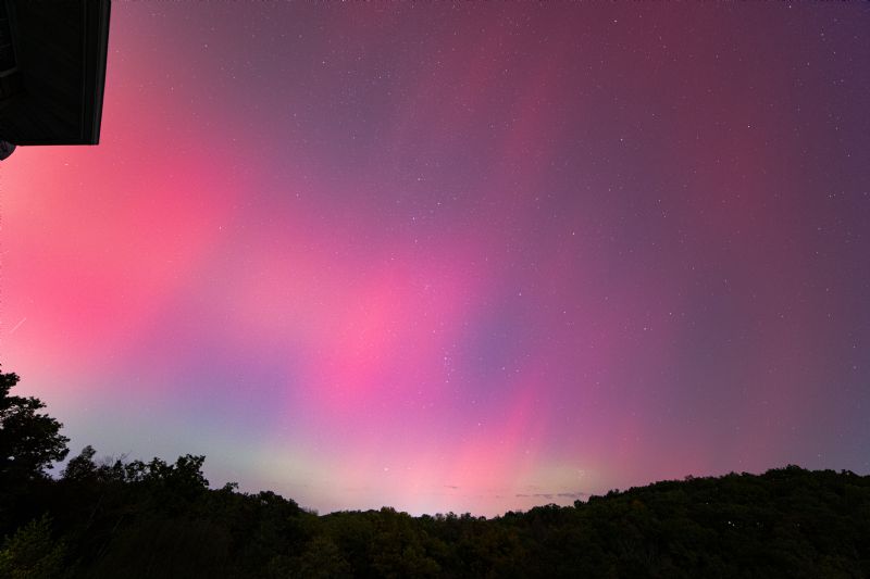 Aurora-over-Home-Strafford-Canon-6DMII-Richard-Harris-20-seconds.jpg
